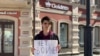 Iskander Gabrakhmanov protestează la Kazan împotriva războiului din Ucraina pe 9 mai 2022.