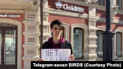 Iskander Gabrakhmanov protestează la Kazan împotriva războiului din Ucraina pe 9 mai 2022.