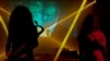 Антон Пономарев (слева) и Мария Алёхина, перформанс Pussy Riot в Берлине, Германия, 12 мая 2022 года