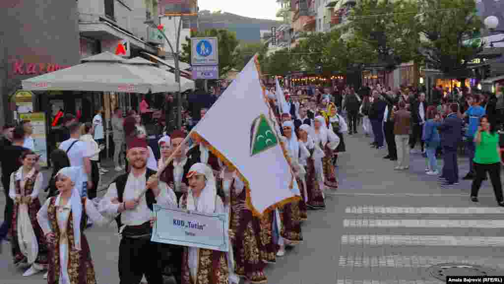 Bošnjačka zastava je bele boje sa grbom u obliku štita na sredini, na kome su tri ljiljana i tri polumeseca, kao znak bošnjačkog identiteta i pripadnosti islamu.