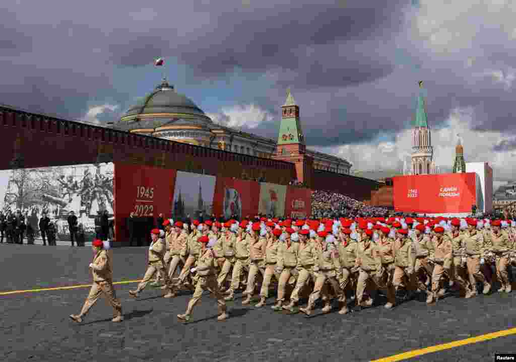 A Fiatalok Hadserege elnevezésű mozgalom tagjai vonulnak fel a moszkvai Vörös téren