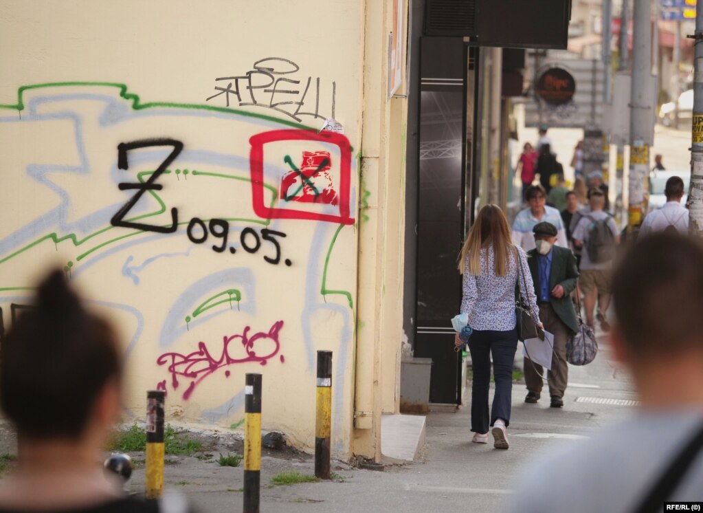 Një shkronjë "Z" në një mural e shkruar krahas datës 9 Maj - dita kur Rusia feston fitoren sovjetike ndaj Gjermanisë naziste. Në të njëjtin mur është grafiti me portretin e shfytyruar të udhëheqësit ushtarak serb të Bosnjës dhe të dënuarin për krime lufte, Ratko Mlladiq.