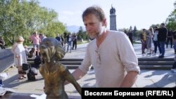 Скулпторът Неделчо Костадинов със своята творба.