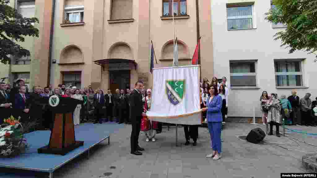 Zastavu&nbsp;na jarbol ispred sedišta Bošnjačkog nacionalnog vijeća (BNV)&nbsp;podigli su predsednica BNV-a Jasmina Curić i Muhamed Sandžaktar, predsednik Udruženja Bosna-Sandžak u Turskoj, uz&nbsp;intoniranje himne sandžakih Bošnjaka &quot;Ja sin sam tvoj&quot;.&nbsp; 