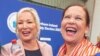 Мішэль О’Ніл (зьлева) сьвяткуе гістарычную перамогу сваёй партыі на выбарах 2022 году