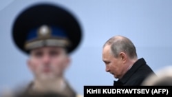 Vlagyimir Putyin a Vörös téren a győzelem napja alkalmából tartott katonai parádén Moszkvában 2022. május 9-én