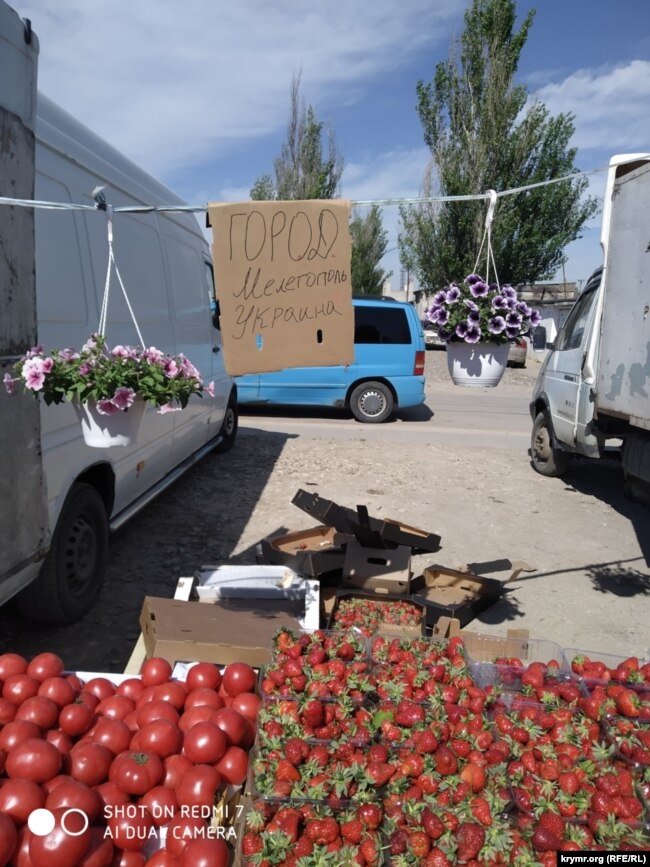 Продукты из оккупированной российскими войсками Херсонской области на рынке в Керчи, Крыме, май 2022 года
