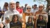 پوستر شیرین ابوعاقله در دست زنان فلسطینی