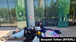 Kazakhstan - Oil workers of Kesbi near the Kazmunaygaz building. Nur-Sultan, 13 May 2022 