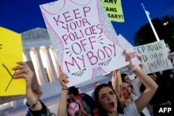  Жени стачкуват пред постройката на Върховния съд в поддръжка на правото на аборт 