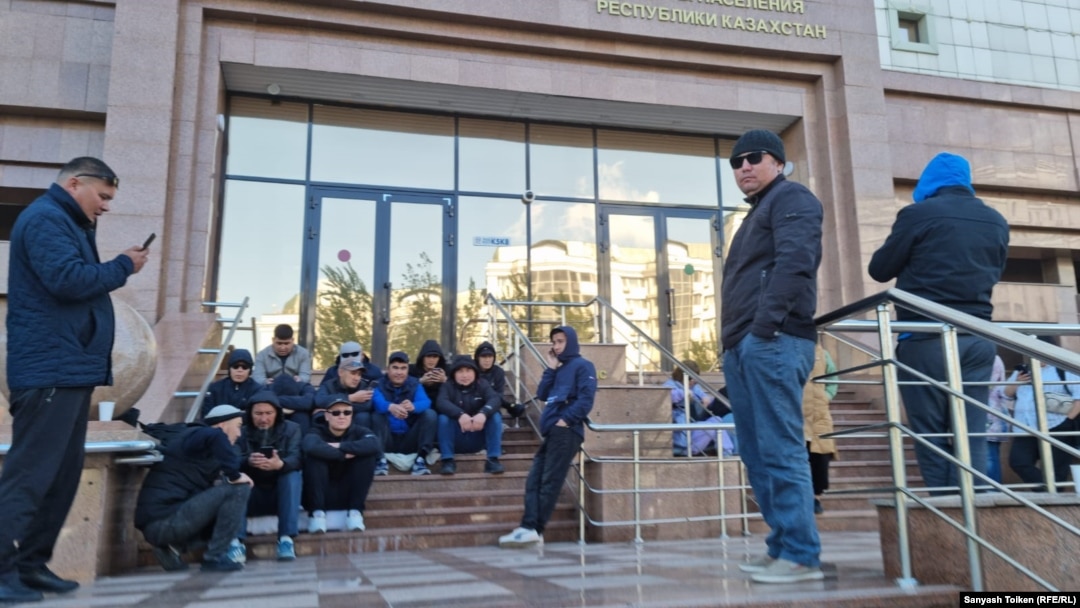Zhanaozen oil workers outside the Kazakh Ministry of Labor and Social Protection on May 12. 