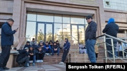 Zhanaozen oil workers outside the Kazakh Ministry of Labor and Social Protection on May 12. 