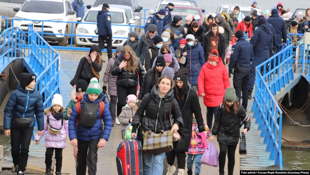 Ordonanța privind ajutorul pentru ucraineni elimină programul „50/20”. Va fi acordată, lunar, o sumă de bani. După 4 luni, suma va fi acordată dacă cetățenii ucraineni se integrează în câmpul muncii și își înscriu copiii la școală. 