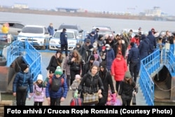Ukrainian refugees arrive in Romania in April 2022.