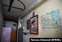 A folyosó sarkában az Irakli által hátrahagyott ikonok láthatók
