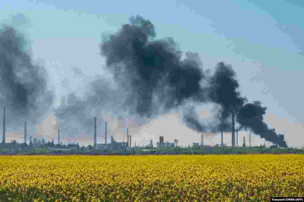 Дым над абстраляным расейцамі нафтаперапрацоўчым заводам каля Лісічанску на ўсходзе Ўкраіны