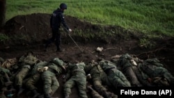 Украина хәрбие һәлак булган Русия сугышчылары янында мина эзли