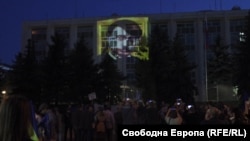 Върху руското посолство в София бяха прожектирани протестни изображения срещу войната в Украйна.
