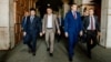 Dritan Abazović (prvi s lijeva), premijer Crne Gore, prilikom obilaska carinske luke Bar prilikom zaplene duvanskih proizovda vrednih, kako je saopšteno, više desetina miliona evra 14. maja 2022. 