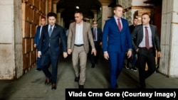 Dritan Abazović (prvi s lijeva), premijer Crne Gore, prilikom obilaska carinske luke Bar prilikom zaplene duvanskih proizovda vrednih, kako je saopšteno, više desetina miliona evra 14. maja 2022. 