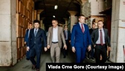 Premijer Dritan Abazović (prvi slijeva), ministri i direktor UPC obišli su Slobodnu carinsku zonu Luke Bar gdje je država oduzela više desetina miliona eura vrijednu zalihu duvanskih proizvoda bez akciza, 14. maj, 2022. 