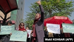 آرشیف - شماری از زنان معترض در شهر کابل