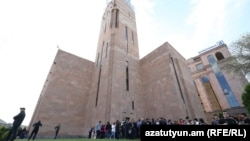 Armenia - The Yerevan municipality building is surrounded by opposition protesters demanding Prime Minister Nikol Pashinian's resignation, May11, 2022.