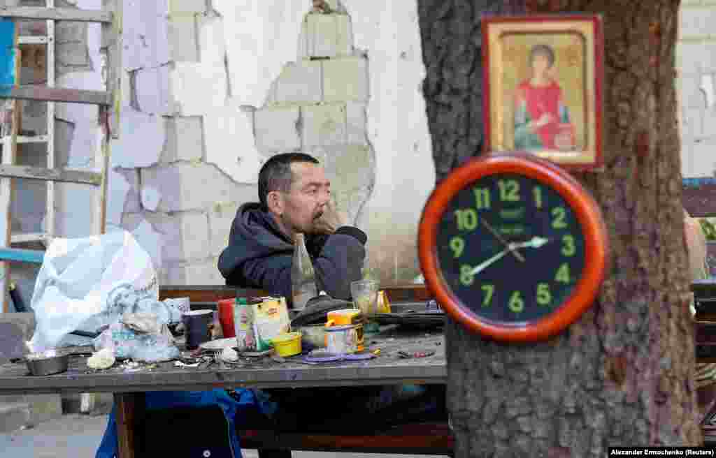 Egy helyi férfi üldögél az udvaron május 12-én. A 0629.com.ua ukrán híroldal május 12-én arról számolt be, hogy Oroszország a tiszta víz hiánya és a rossz higiéniai körülmények miatt kolerajárvány kitörésére számít Mariupolban