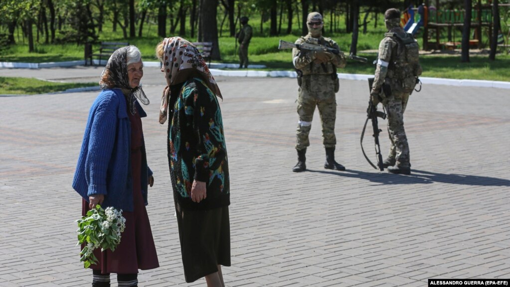 За словами радника мера, такі письмові заяви армія РФ збирає та реєструє в приміщенні однієї з маріупольських шкіл