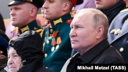 Vladimir Putin la parada din Piața Roșie alături de una dintre femeile-veteran din Al Doilea Război Mondial.