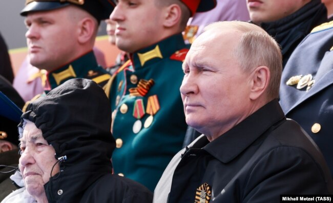 Президент России Владимир Путин на военном параде ко Дню Победы над нацистской Германией во Второй мировой войне. 9 мая 2022 года