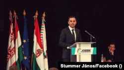 Stummer János beszédet mond a Jobbik tisztújító kongresszusán 2022. május 7-én. Jakab Péterre a küldöttek 71,4 százaléka szavazott, míg Stummer Jánosra 27,8 százalékuk