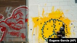 Мурал «Дитина війни» вуличного художника, відомого як Hijack, у Лос-Анджелесі (Каліфорнія, США). «Коли дорослі ведуть війну, страждають діти. Ця війна в Європі спричинила кризу біженців. Майже 10 мільйонів людей вимушені тікати від бомб Путіна», – каже художник.