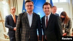 Miniștrii de externe ai Ucrainei și R. Moldova D. Kuleba și Nicu Popescu la reuniunea G7 din Germania, 13 mai 2022. (Arhivă)