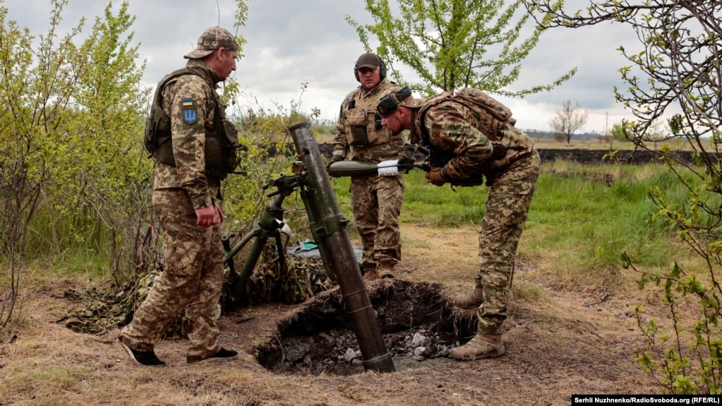 Mortajistët ukrainas përgatiten të aktivizojnë mortajën drejt objektivit të armikut pranë Harkivit.