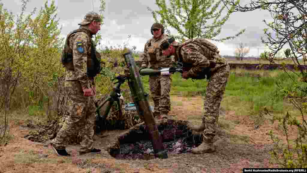 Soldații ucraineni se pregătesc să atace cu mortiere o țintă inamică în apropiere de Harkov, 9 mai 2022.