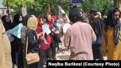 راهپیمایی زنان معترض افغان در اعتراض به حجاب اجباری
