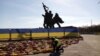 The Soviet monument in Riga's Victory park has been a bone of contention between Latvia and Russia for years. (file photo)