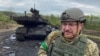 Украински войник до унищожен руски танк