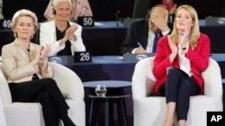 Ursula Von der Leyen și Roberta Metsola. Prima urmează să fie votată pentru un nou mandat la șefia Comisiei Europene, cea de-a doua a obținut deja votul pentru președinția Parlamentului European. 