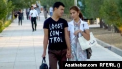 Eyewitnesses say dozens of couples in Turkmenistan have been detained for merely holding hands in public.(file photo)