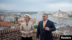 Președinta Comisiei Europene (CE), Ursula von der Leyen, a mers luni la Budapesta în încercarea de a-l convinge pe premierul Viktor Orbán să accepte propunerea de instituire a unui embargou european pe importurile de petrol din Rusia.