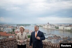 Ursula von der Leyen a mers pe 9 mai la Budapesta în încercarea de a-l convinge pe premierul Viktor Orbán să accepte interzicerea importurilor de petrol din Rusia.