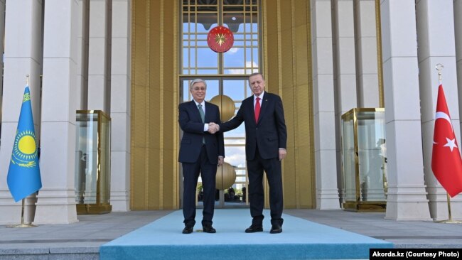 Qazaqstan prezidenti Qasım-Jomart Toqaev (sol jaqta) pen Türkiya prezidenti Rejep Tayıp Erdoğan. Ankara, 10 mamır 2022 jıl.