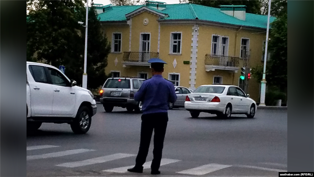 Полицейский контролирует транспортный поток. Ашхабад