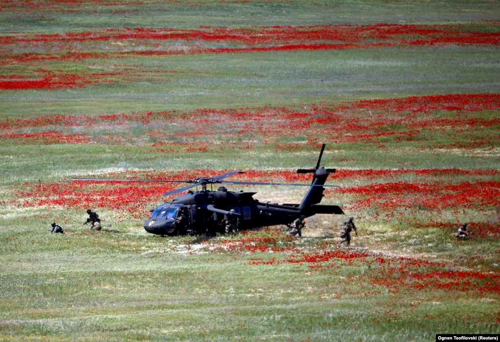 Ushtarët britanikë duke u vendosur në Maqedoninë e Veriut për një stërvitje në kuadër të NATO-s,12 maj 2022.