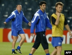 Станимир Стоилов дава указания на Георги Иванов-Гонзо и Елин Топузаков (отляво надясно) по време на тренировка на "Левски" на стадион "Камп Ноу" в Барселона, 11 септември 2006 г.