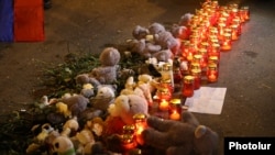 Цветы, игрушки и свечи на улице, где подверглась наезду Сона Мнацаканян, Ереван