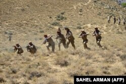 د مقاومت جبهې وسله وال د پنجشېر په غرونو کې د روزنې پرمهال - پخوانی انځور.