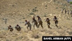 شماری از افراد مسلح جبهه مقاومت ملی در ولایت پنجشیر عکس از آرشیف